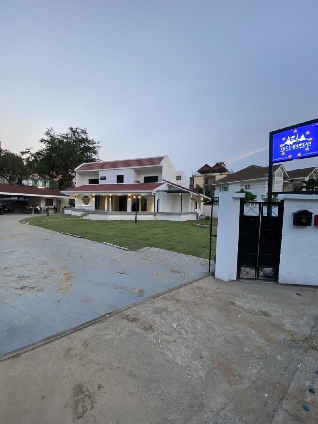 The European Chiang Mai Hotel Bagian luar foto